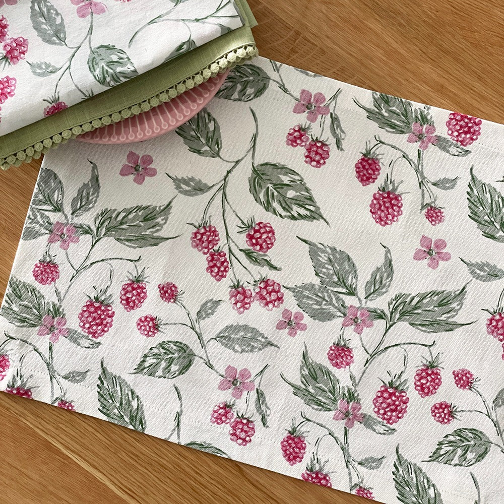 Usmagazine Mahogany Raspberry Raspberry Placemat – Kochi Stores